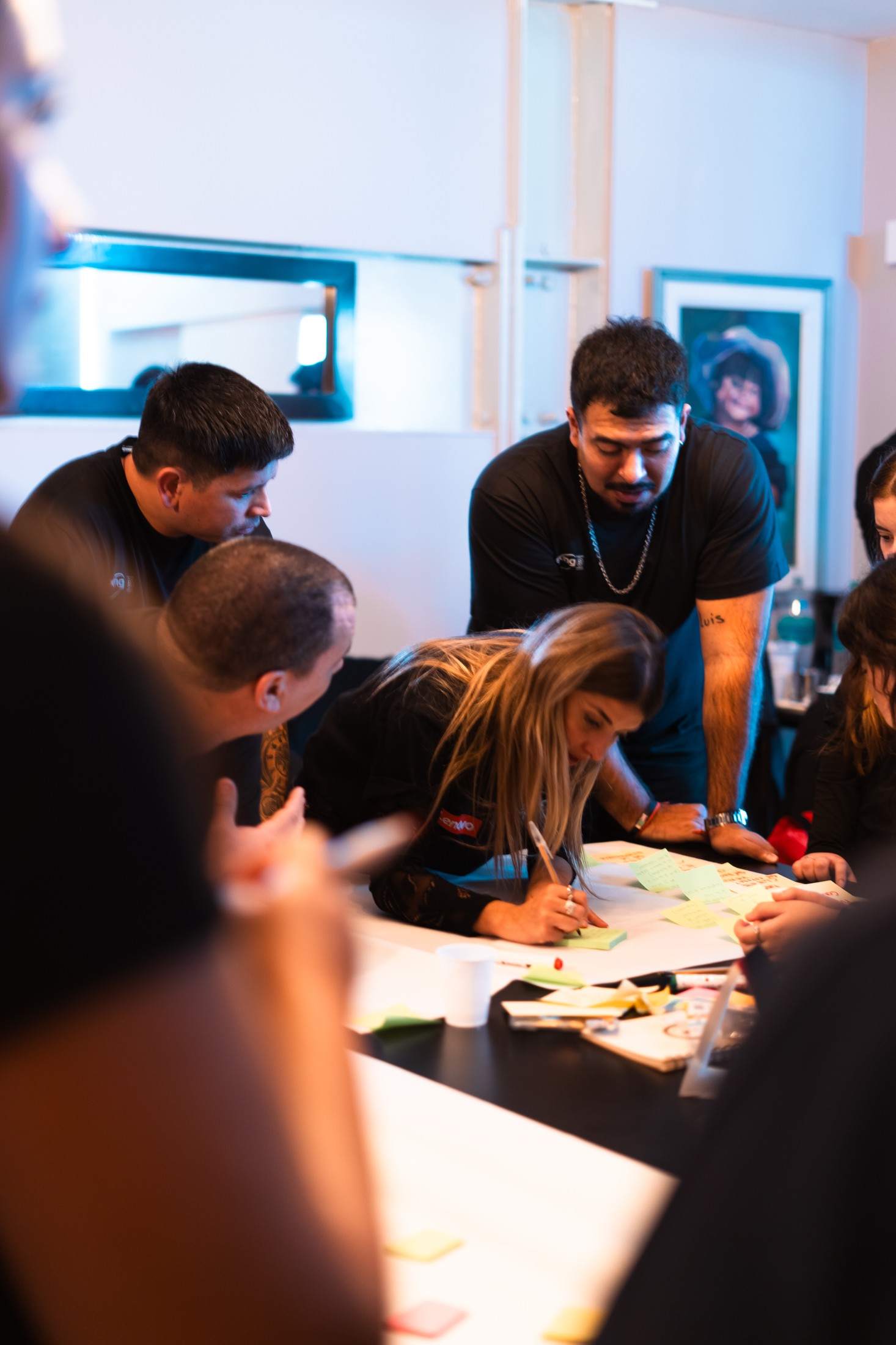 Equipo trabajando sobre objetivos y prioridades